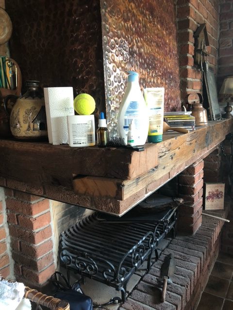 Pflegeutensilien am Kamin Wohnzimmer wird Pflegezimmer